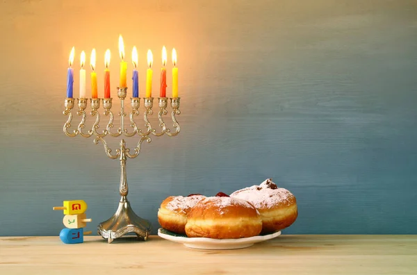 Bilden av judiska Hanukkah med trä dreidel — Stockfoto