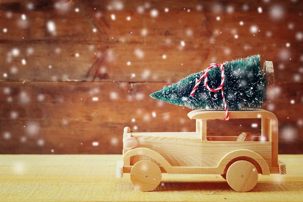 Carro de madeira carregando uma árvore de Natal — Fotografia de Stock