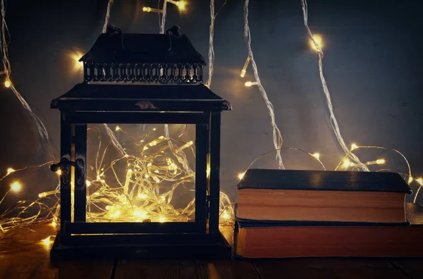 Зображення казкових вогнів всередині старого ліхтаря — стокове фото