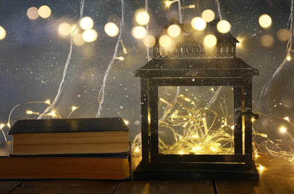 Foto van fairy licht binnen de oude lantaarn — Stockfoto