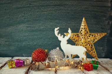 Yılbaşı süsleri ve beyaz raindeer