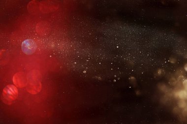 Kırmızı parıltılı klasik ışıklar arka planda. Odaklanamadı.