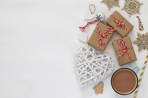 Taza con cacao caliente y cajas de regalo hechas a mano —  Fotos de Stock