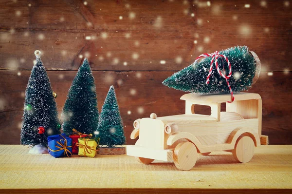 Carro de madeira carregando uma árvore de Natal — Fotografia de Stock