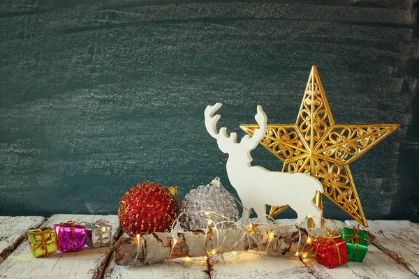 Yılbaşı süsleri ve beyaz raindeer