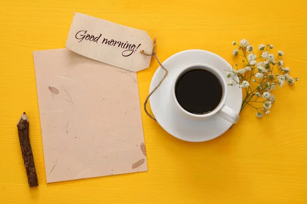 Cangkir kopi disebelah kertas kosong di latar belakang kuning — Stok Foto