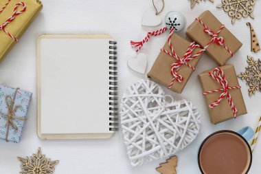 Sıcak kakao ve el işi hediye kutuları ile Kupası Üstten Görünüm