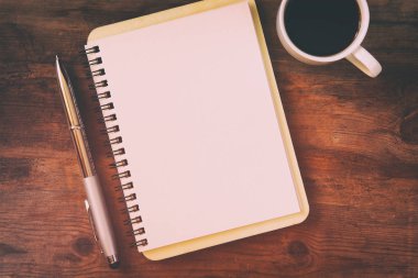 kahve yanındaki boş sayfaları ile not defterini açın