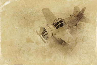 Retro oyuncak uçak ahşap masa üzerinde. Eski stil Fotoğraf Filtresi