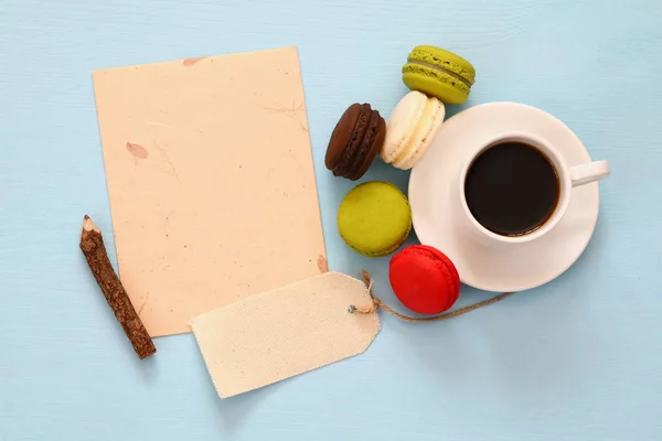 Vista superior da xícara de café com macaron colorido — Fotografia de Stock