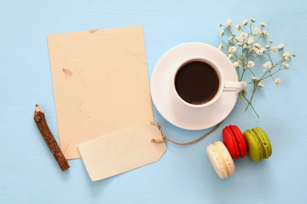 Pohled shora na šálek kávy s barevnými macaron — Stock fotografie