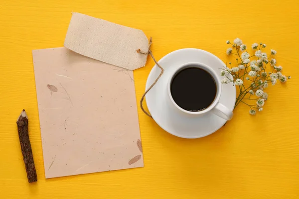 Vista superior de la taza de café junto al papel en blanco —  Fotos de Stock