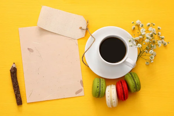 Vista superior de la taza de café con macaron colorido —  Fotos de Stock