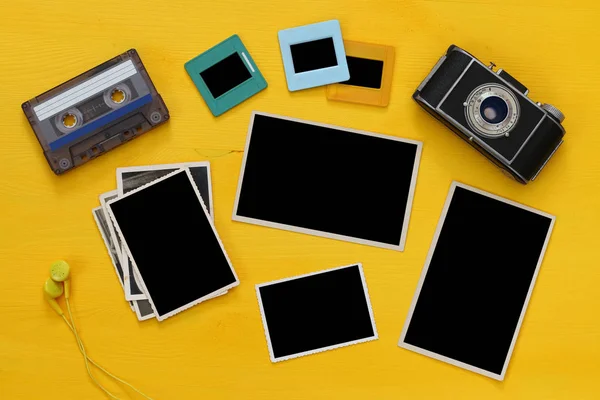 Empty photographs frames next to old camera — Stock Photo, Image