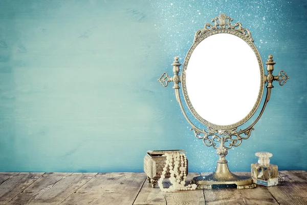 Vecchio specchio ovale vintage e oggetti di moda toilette donna — Foto Stock