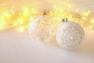 Resim Noel şenlikli ağaç beyaz topu dekorasyon