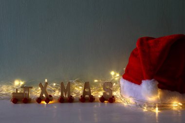 Garland ışıklar santa şapka ve ahşap mektup yanında