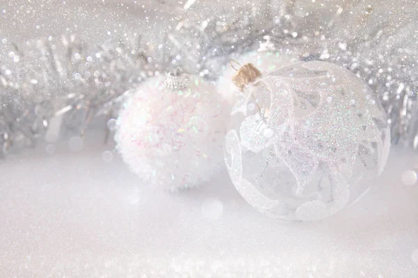 Imagem da árvore festiva de Natal decoração bola branca — Fotografia de Stock