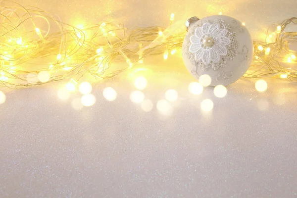 Зображення різдвяної святкової ялинки біла кулькова прикраса — стокове фото