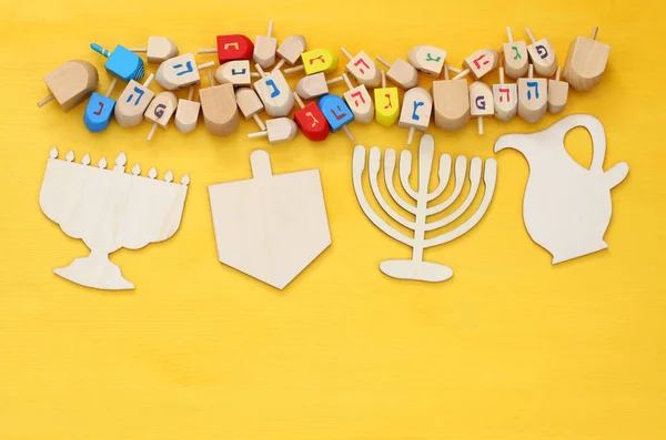 Vacaciones judías Hanukkah con dreidels de madera (peonza ) —  Fotos de Stock