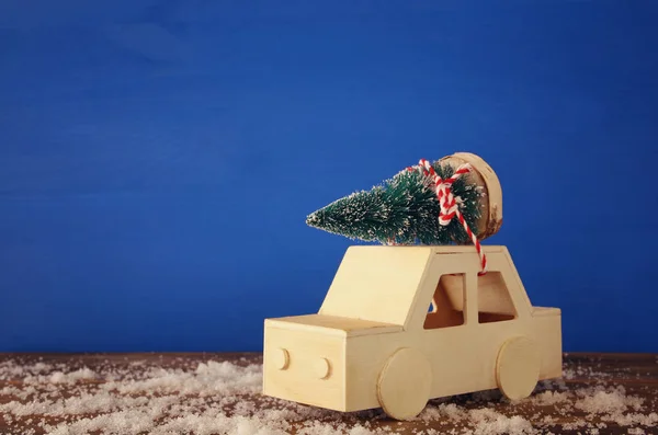 Houten auto uitvoering van een kerstboom — Stockfoto