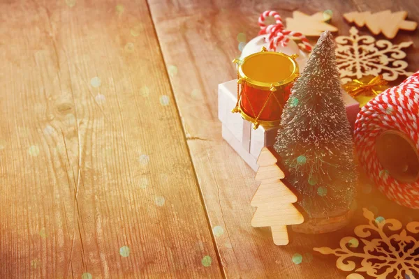 Vánoční koncepce. Dekorativní strom vedle dekorace — Stock fotografie
