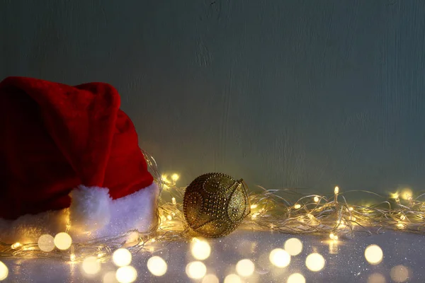 Natale oro palla decorazione con ghirlanda luci calde — Foto Stock