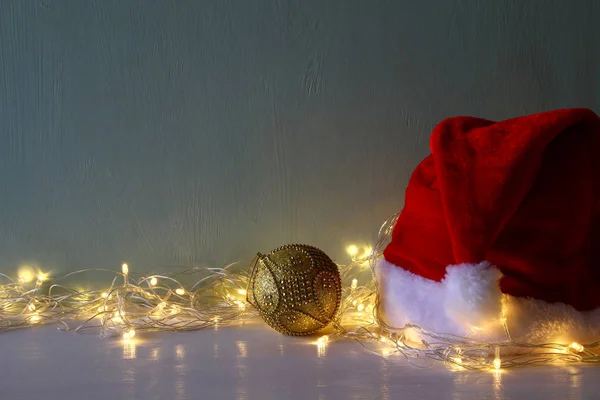 Dekorację świąteczną złota piłka z ciepłych świateł girlanda — Zdjęcie stockowe