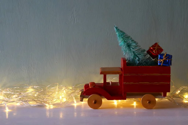 Auto in legno con un albero di Natale — Foto Stock