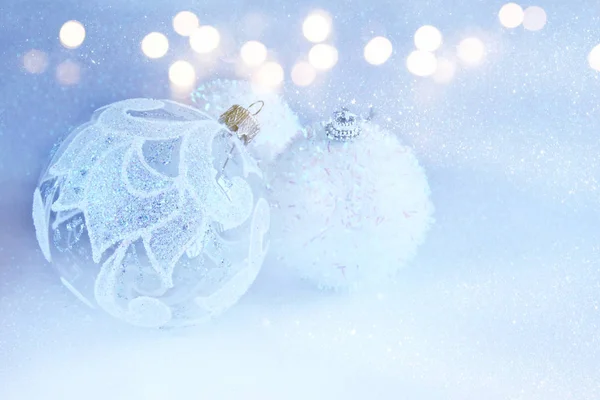 Imagem da árvore festiva de Natal decoração bola branca — Fotografia de Stock