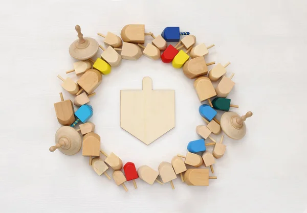 Vacanza ebrea Hanukkah con dreidels (trottola ) — Foto Stock