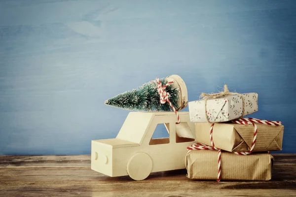 Coche de madera que lleva un árbol de Navidad —  Fotos de Stock