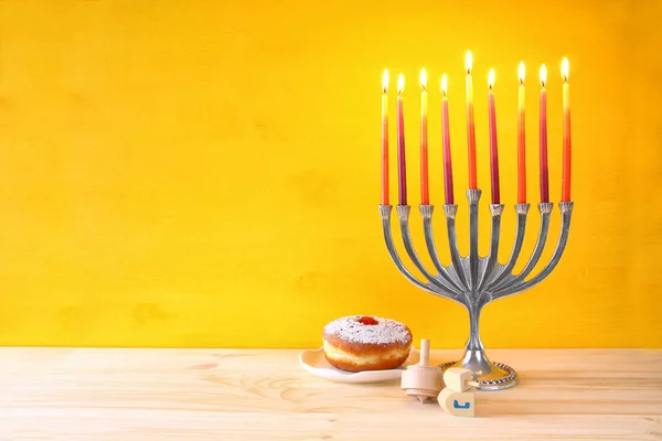 Fiesta judía Hanukkah con menorah (Candelabro tradicional ) —  Fotos de Stock