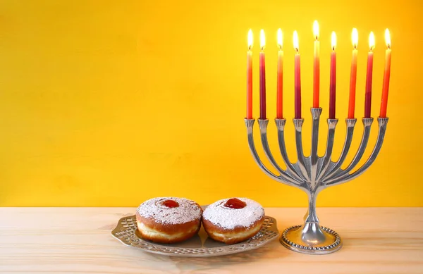 Judiska högtiden Hanukkah med menorah (traditionella kandelabrar) — Stockfoto