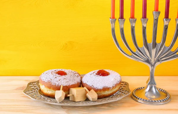 Joodse vakantie Hanukkah met menora (traditionele kandelaar) — Stockfoto