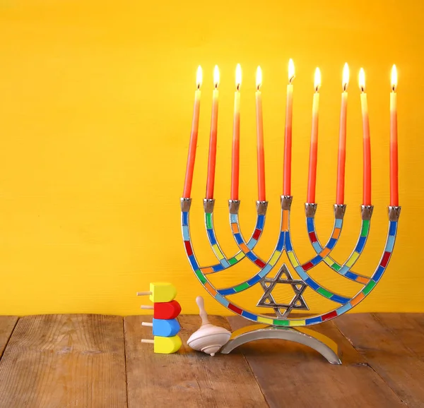 Joodse vakantie Hanukkah met menora (traditionele kandelaar) — Stockfoto