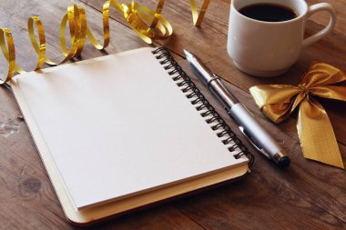 Açık defter ile boş sayfa