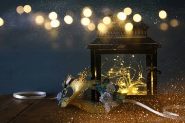 Peri ışıklar içinde eski fener