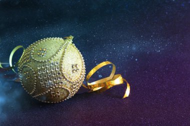 Noel şenlikli ağaç altın top