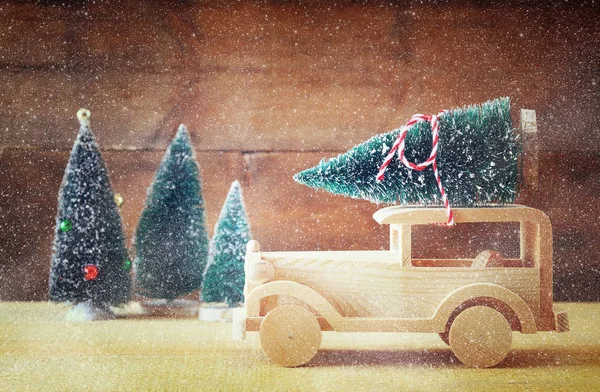 Coche de madera que lleva un árbol de Navidad — Foto de Stock