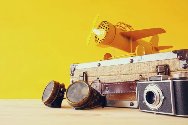 빈티지 장난감 비행기 및 오래 된 가방 — 스톡 사진