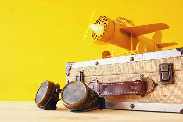 Vintage toy plane and old suitcase — Stock Photo, Image