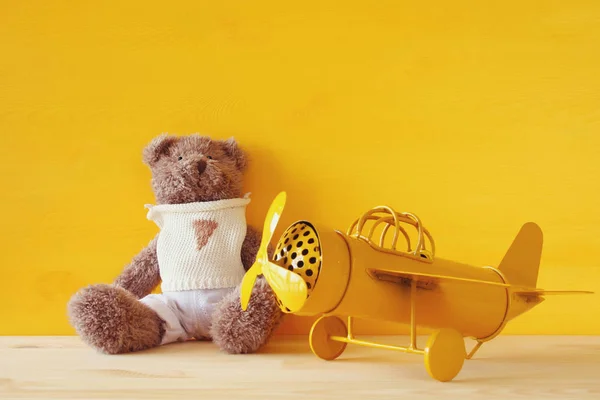 Vintage toy plane and cute teddy bear — Stock Photo, Image