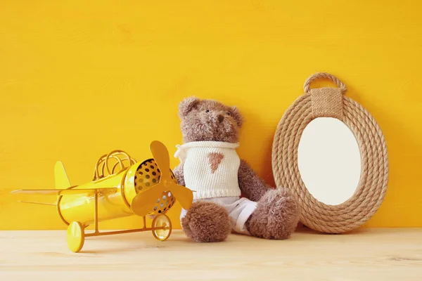 Vintage toy plane and cute teddy bear — Stock Photo, Image