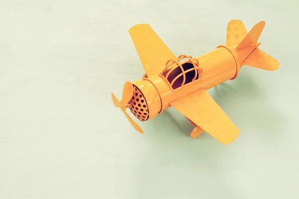 Avión de juguete de metal sobre mesa de madera — Foto de Stock