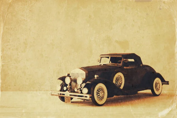 Vintage voiture jouet sur table en bois — Photo