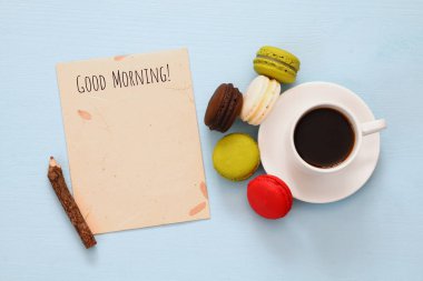 kahve renkli macaroons ile