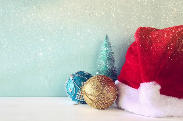 Árboles de navidad junto al sombrero de santa . —  Fotos de Stock