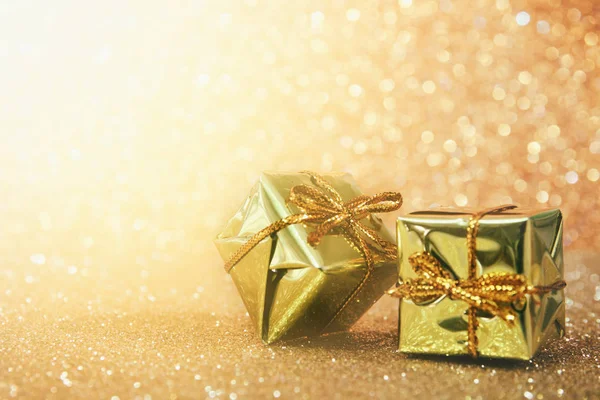 Feestelijke kerstcadeau met glitter achtergrond — Stockfoto