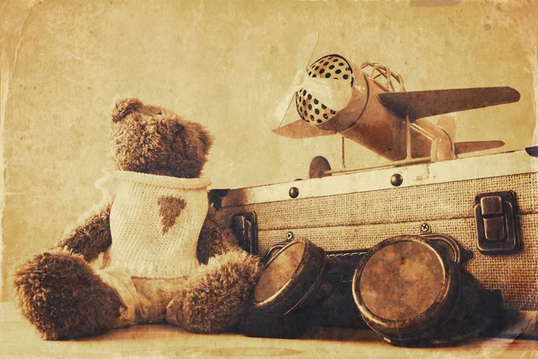Avion jouet vintage et ours en peluche — Photo